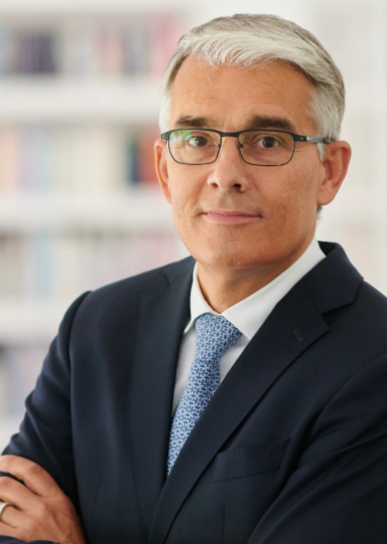 庫樂滿任期延長至2030年-邁克爾&middot;勞赫出任CFO559