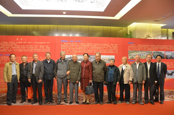 孫蓮英會長與行業老專家合影.jpg
